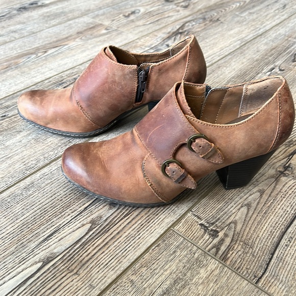 BOC Born Brown Leather Stack Heel Zip Double Buckle Ankle Boots Sz 8.5 EU 40 - Picture 3 of 14